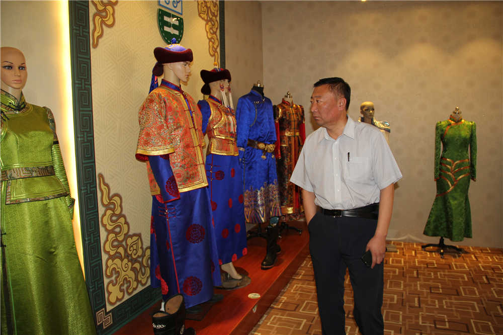 呼和浩特市人大常委會副主任、市工會主席斯欽畢力格一行深入內(nèi)蒙古德利源民族服飾有限公司開展調(diào)研工作。