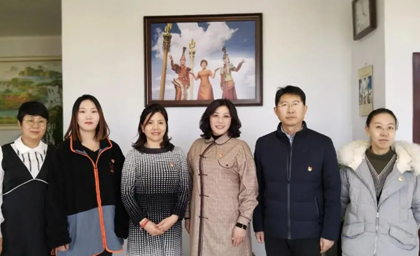 以黨代會精神為引領 推動企業(yè)高質(zhì)量發(fā)展——呼和浩特市女企業(yè)家商會深入內(nèi)蒙古德利源民族服飾有限公司學習貫徹自治區(qū)第十一次黨代會精神