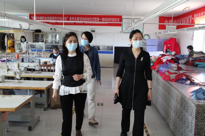 呼市總工會黨組成員、副主席云娜帶領調(diào)研組深入“德利源”公司開展調(diào)研